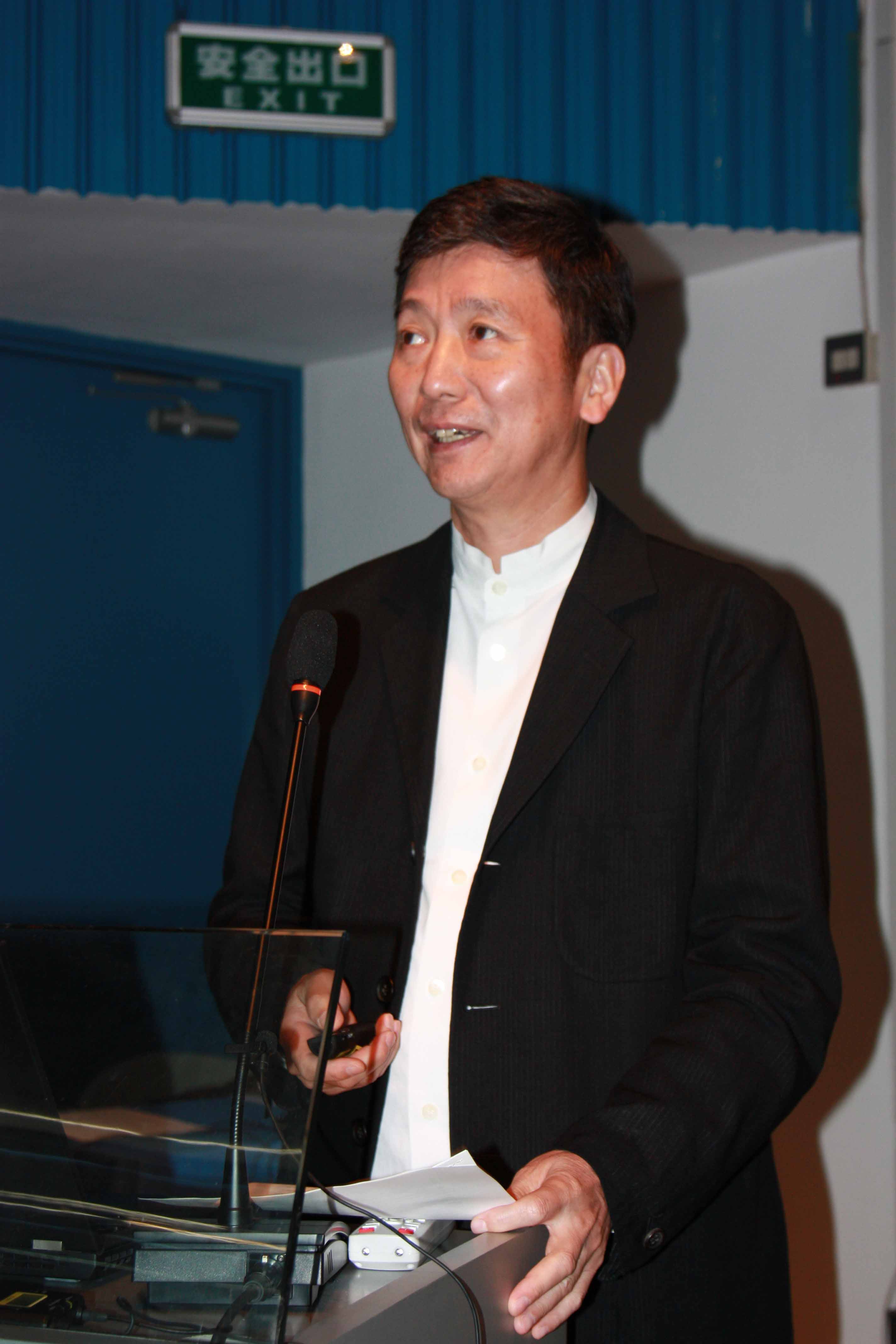 福田卓司上台演讲