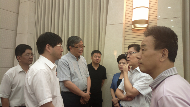 会后彭震伟书记和王东明书记、魏宏省长进行亲切交谈