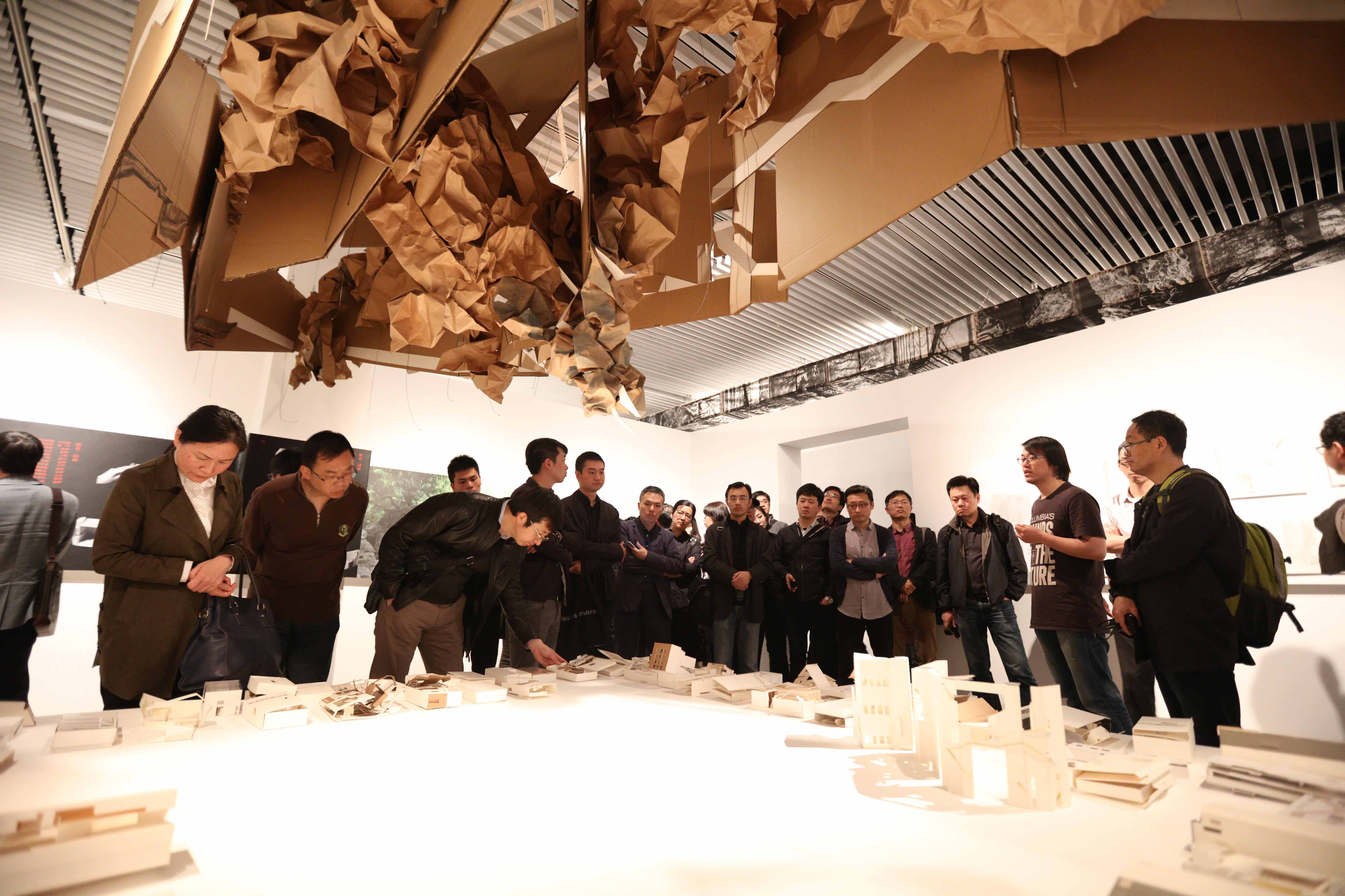 中国美术学院建筑艺术学院老师为大家讲解展览作品